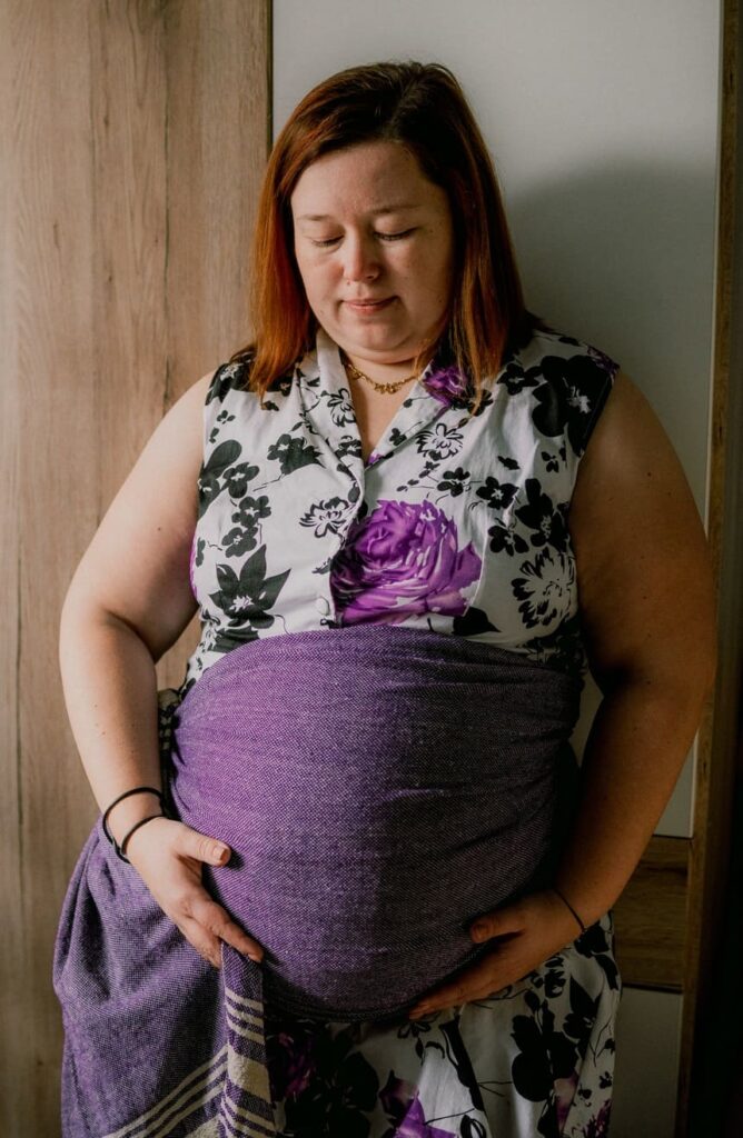 Ukázka zavázání rebozo šátku na těhotenském břiše